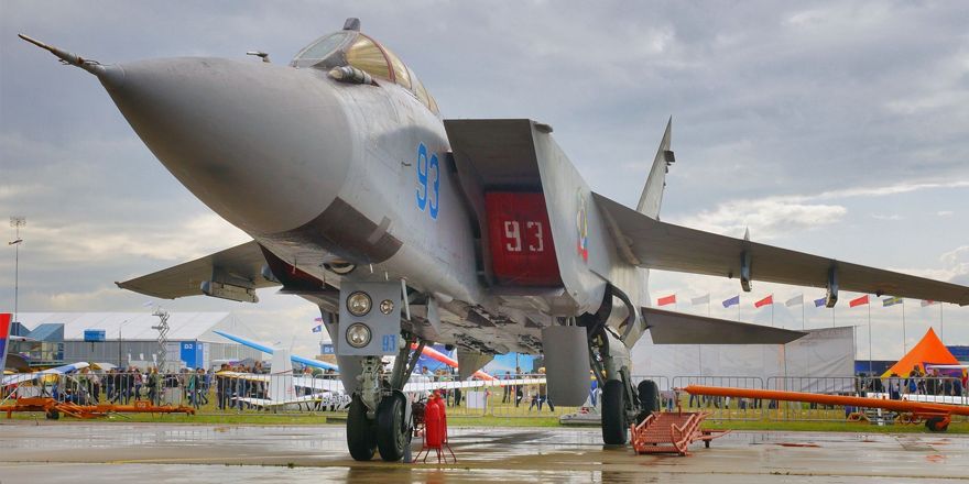 Сверхзвуковой перехватчик МиГ-31 на статической экспозиции МАКС-2015