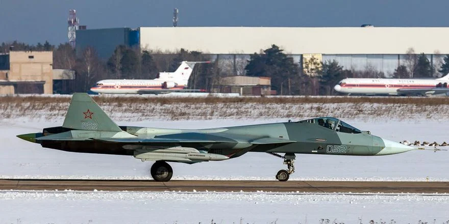Сверхзвуковая ракета типа Х-31 "воздух-поверхность" на пилоне под крылом Т-50, Фото (с) Alex S