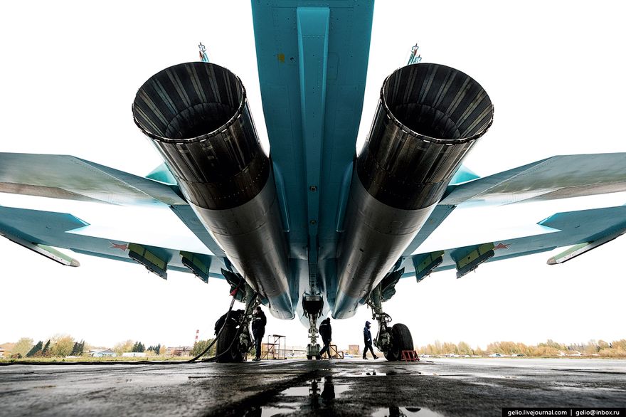На Су-34 установлены двухконтурные турбореактивные двигатели с регулируемым соплом АЛ-31Ф-М1. Именно они позволяют самолёту набирать скорость до 1900 км/ч. Их производят на Уфимском моторостроительном производственном объединении (УМПО) и АО НПЦ «Салют»