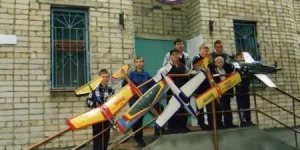 Вес авиамоделей в руках этих ребят существенно превышает 250 грамм!
