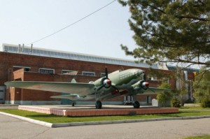 Памятник Ил-4 на территории завода