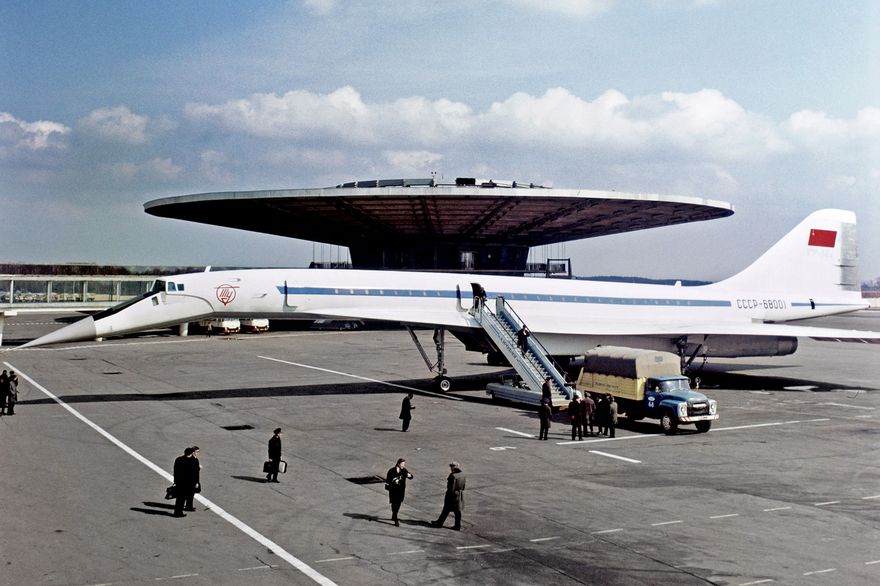 Фото: Ю. Чуприков / ТАСС Сверхзвуковой самолет ТУ-144 около исторического павильона-«рюмки» в Шереметьево, 1970 год