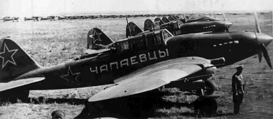 Смотр эскадрильи «Чапаевцы». Эскадрилья Ил-2М «Чапаевцы» была построена на средства трудящихся города Чапаевска и передана 1-му Белорусскому фронту. 12 сентября 1944 года.