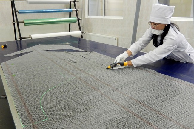 Ручной раскрой карбонового волокна в исследовательской лаборатории ЗАО "Аэрокомпозит"