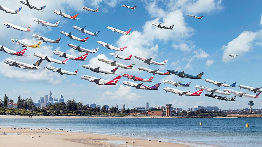 Сидней, аэропорт имени Кингсфорда Смита. Самолёты взлетают над заливом Ботани и центральным деловым районом города.