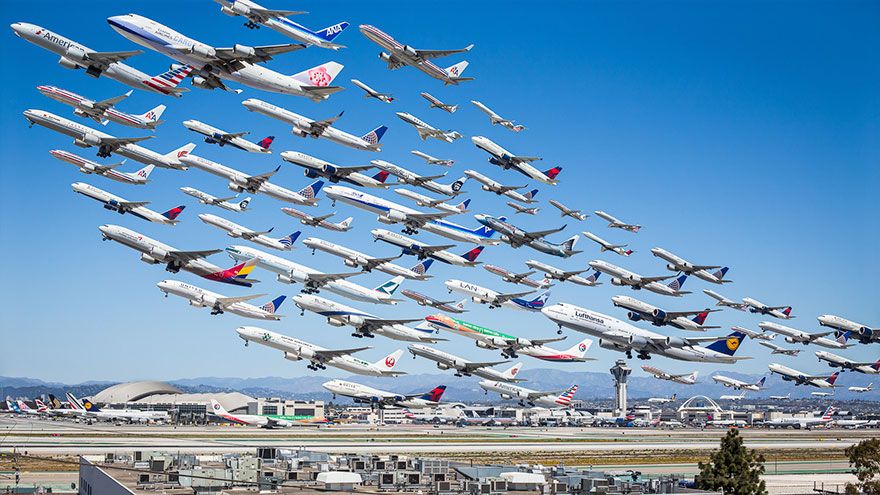 Аэропорт Лос-Анджелеса, «След турбулентности». Это первоначальный снимок, который стал экспериментальной проверкой концепции фотопроека. Снимок оказался очень успешным и убедил фотографа расширить проект до глобального. На фотографии — вылеты с южной ВПП аэропорта Лос-Анджелеса за один день, хотя некоторые самолёты пришлось удалить, в частности -  84 «Боинга-737».