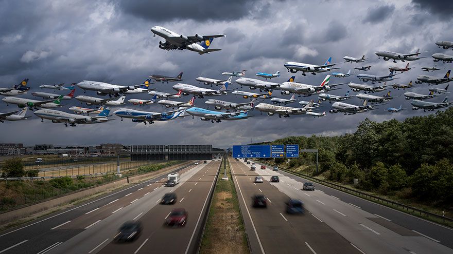 Франкфурт-на-Майне, полоса 25L. Фото снято в июле 2015 года, когда в континентальной Европы бушевали грозы. Видно, что один А380 уходит на второй круг.