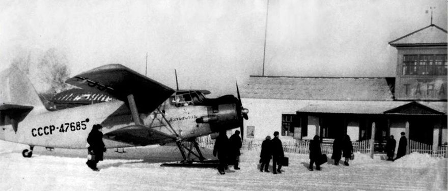Ан-2 на аэродроме посёлка Тара