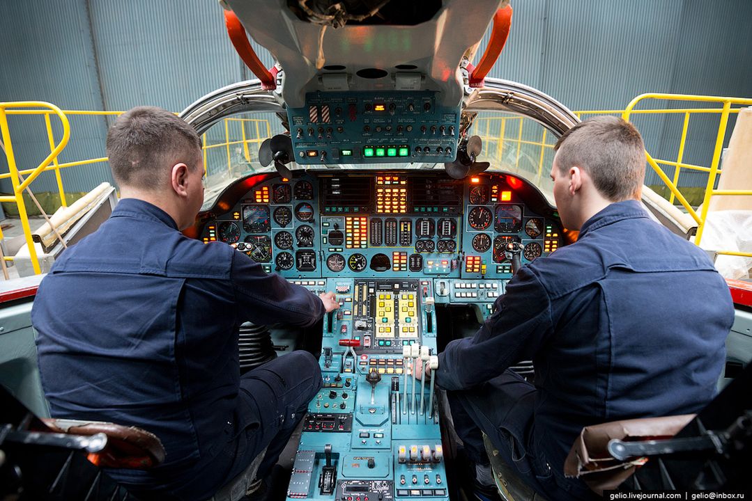 Техник в экипаже самолета 11