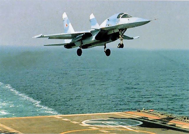 Имитация посадки Су-27ИБ на палубу авианесущего крейсера "Тбилиси", 1990 год. Фото (с) А. Кримец, ИТАР-ТАСС