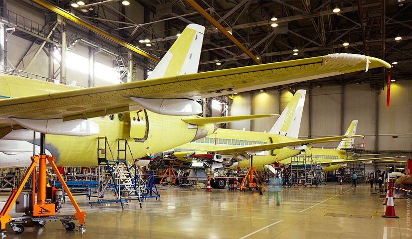 Пятый производственный участок. Производится подготовка самолёта к подключения электропитания, монтируются блоки оборудования.