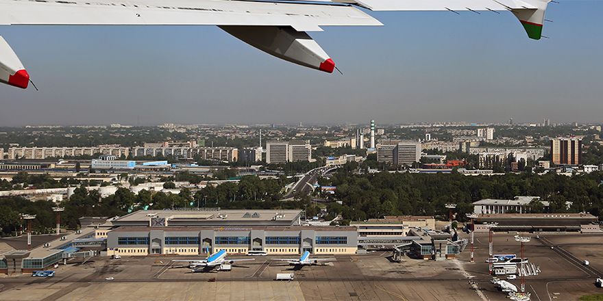 Международный аэропорт"Ташкент" - находится практически в центральных районах города. Непосредственно к аэропорту прилегают кварталы жилой застройки. Фото (с) Вячеслава Фирсова, Алмаатинский клуб споттеров