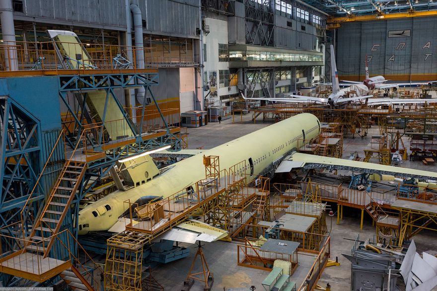 Другой проект отечественного авиапрома — Ту-204СМ. Согласно реестру, на заводе построено два борта, которые традиционно летают на авиашоу. Один из них - бортовой номер RA-64151, был задействован на съёмках фильма  "Экипаж". Четыре самолёта семейства Ту-204 завод планирует передать в эксплуатацию в этом году. 