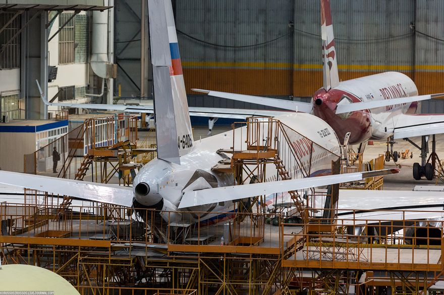 На самолётах семейства Ту-204, находящихся в эксплуатации завод проводит своевременное техническое обслуживание.