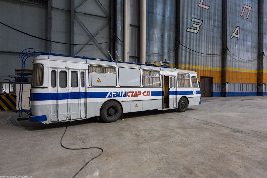 Уникальный автобус для тестирования радиотехнических средств самолётов.