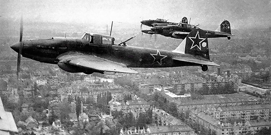 Звено Ил-2М в небе над Берлином, май 1945 года.
