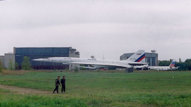 Ту-144 на стоянке в ЛИИ им. Громова, аэродром в Жуковском / Фото (с) Андрей Величко, МАКС 2003