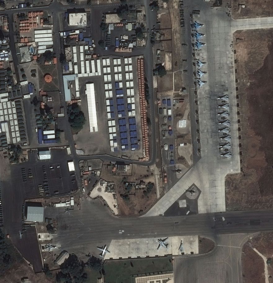 Датированный 26 сентября 2016 года космический снимок используемой группировкой российской авиации сирийской авиабазы Хмеймим (аэропорт Базель аль-Асад) близ Латакии (с) CNES / Airbus Defence and Space (via Jane's)