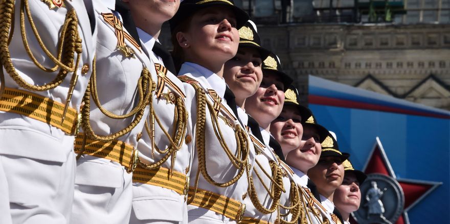 девушки на параде