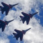 “Русские витязи” на тренировках отрабатывают новые фигуры высшего пилотажа