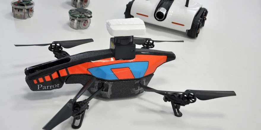 drone quadrocopter parrot