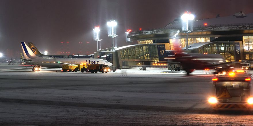 2014 год аэропорт. Фото самолёта в аэропорту Внуково. Аэропорт Иркутск реконструкция.