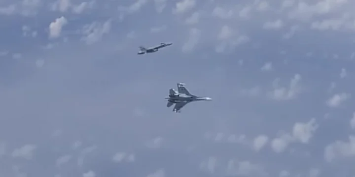 Су-27 отогнал истребитель