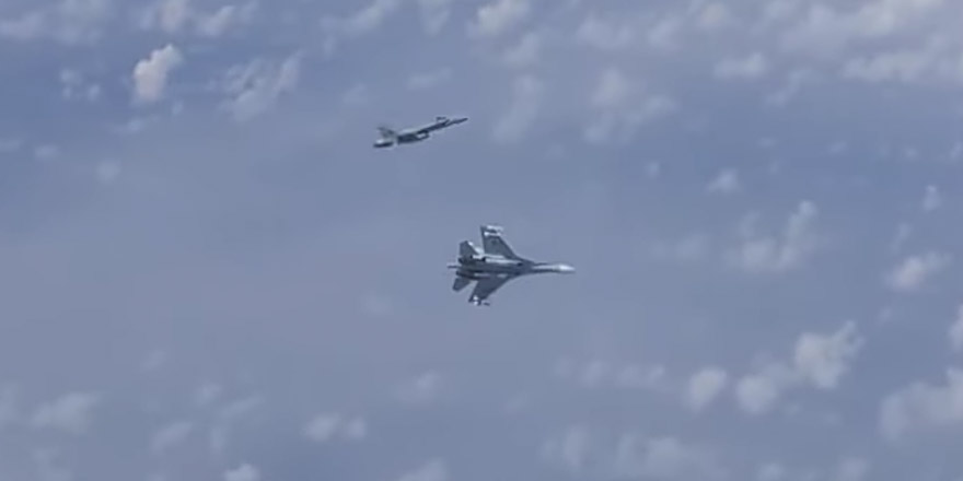 Су-27 отогнал истребитель