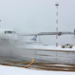 В аэропорту Минска начали  проводить противообледенительную обработку самолётов