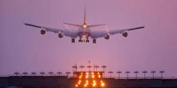 landing aproach airplane