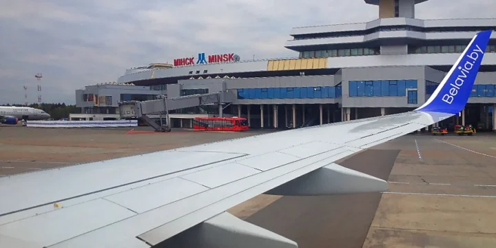 belavia minsk b737 800 wing window