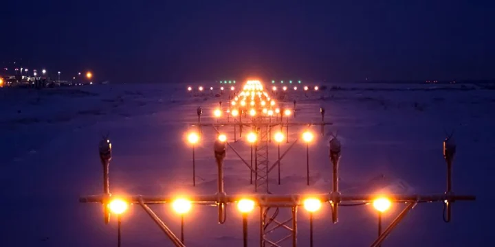ВПП ночью огни Новый Уренгой