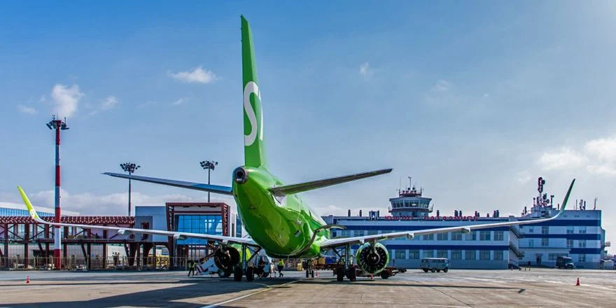 s7 a320 uyzhno sakhalinsk airport homutovo