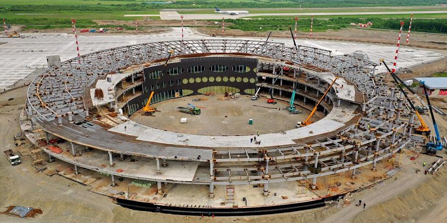 В аэропорту Елизово идёт устройство фасада и инженерных систем нового аэровокзала » Авиация России