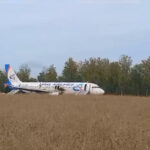 А320 «Уральских авиалиний» вынуждено приземлился в поле