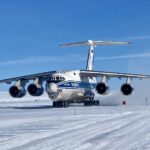 На аэродроме антарктической станции Прогресс приняли первый рейс Ил-76 с пассажирами и грузом