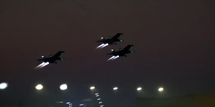 su 35 takeoff abu dabi forsage night