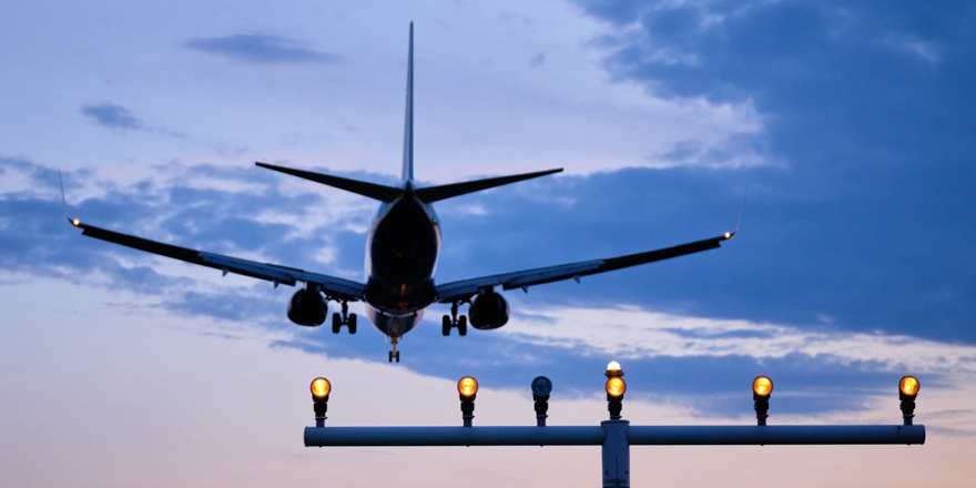 plane landing b737