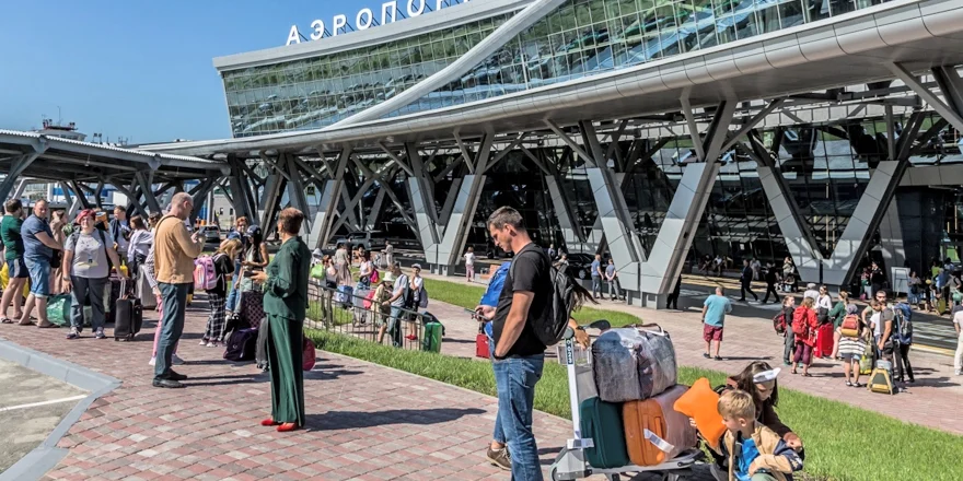 yuzhno sakhalinsk airport perron