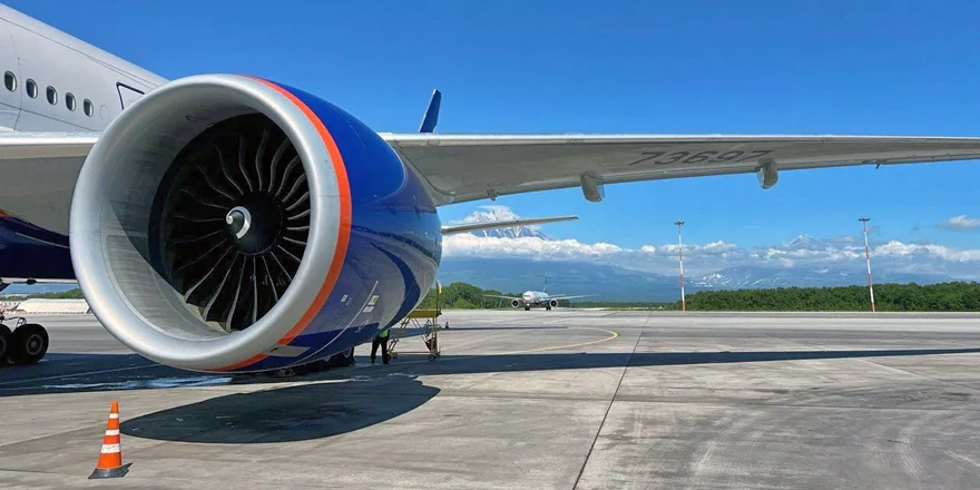 b777 ra73697 elizovo petropavlovsk airport