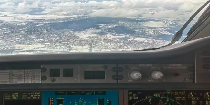 mc 21 73054 cockpit desk