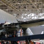 Консоли крыла самолёта SJ-100 стыкуют с фюзеляжем на отечественном мобильном стенде